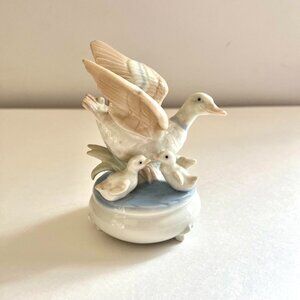 Vintage Ceramic Music Box - Momma Duck with Two Ducklings - Made in Japan